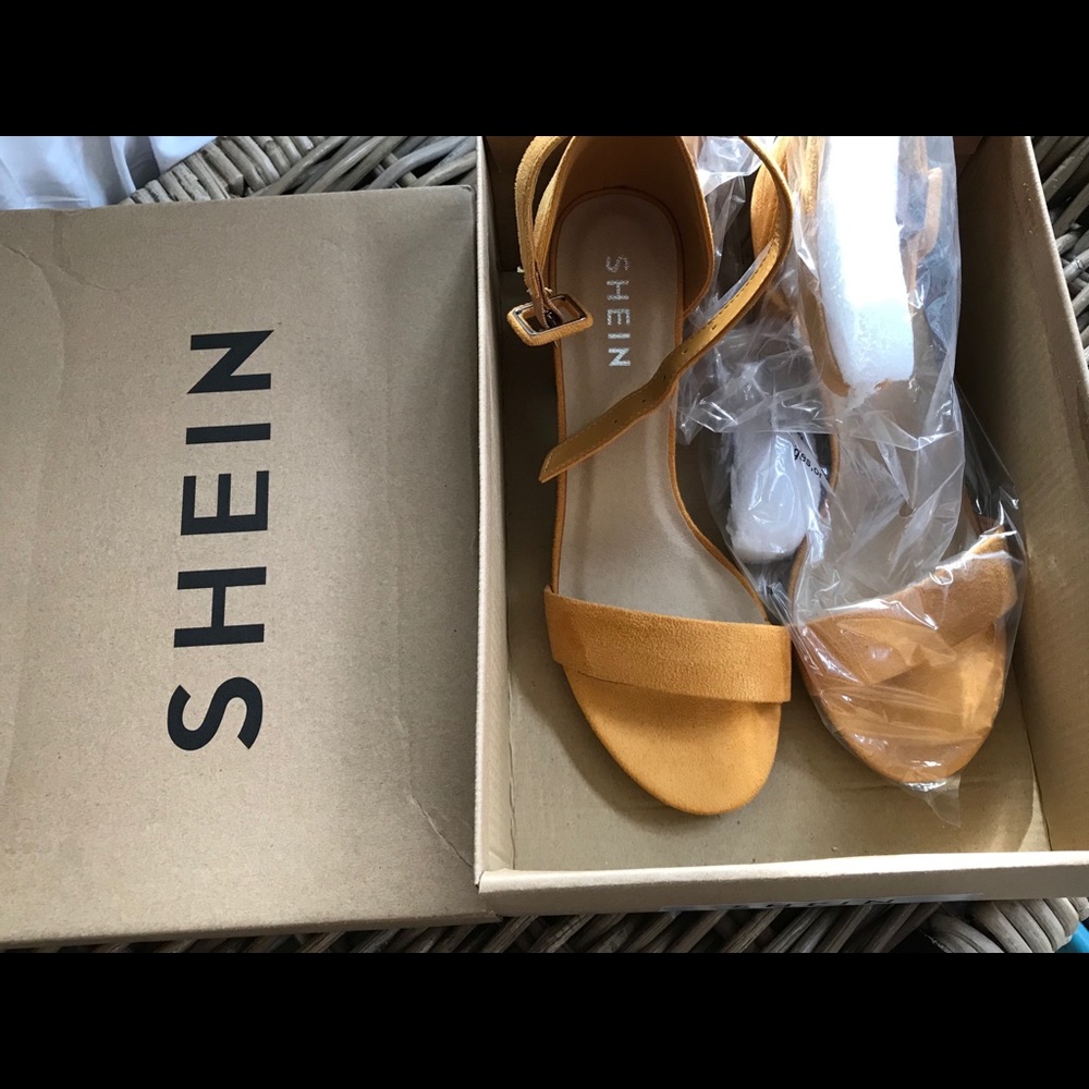 NWT ! Women’s mustard yellow block heels